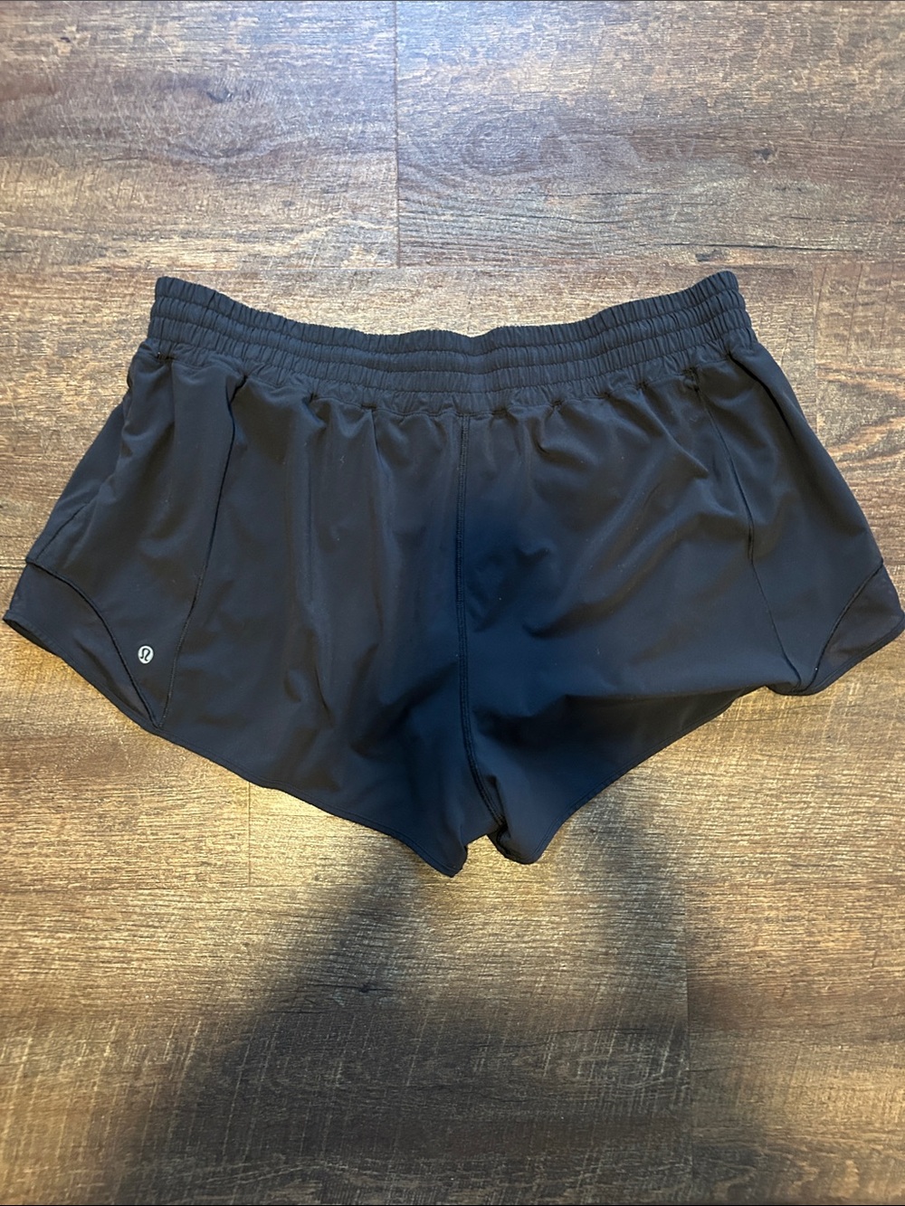 💕 Women’s 18 lululemon athletica Black Hotty Hot Shorts 2.5”